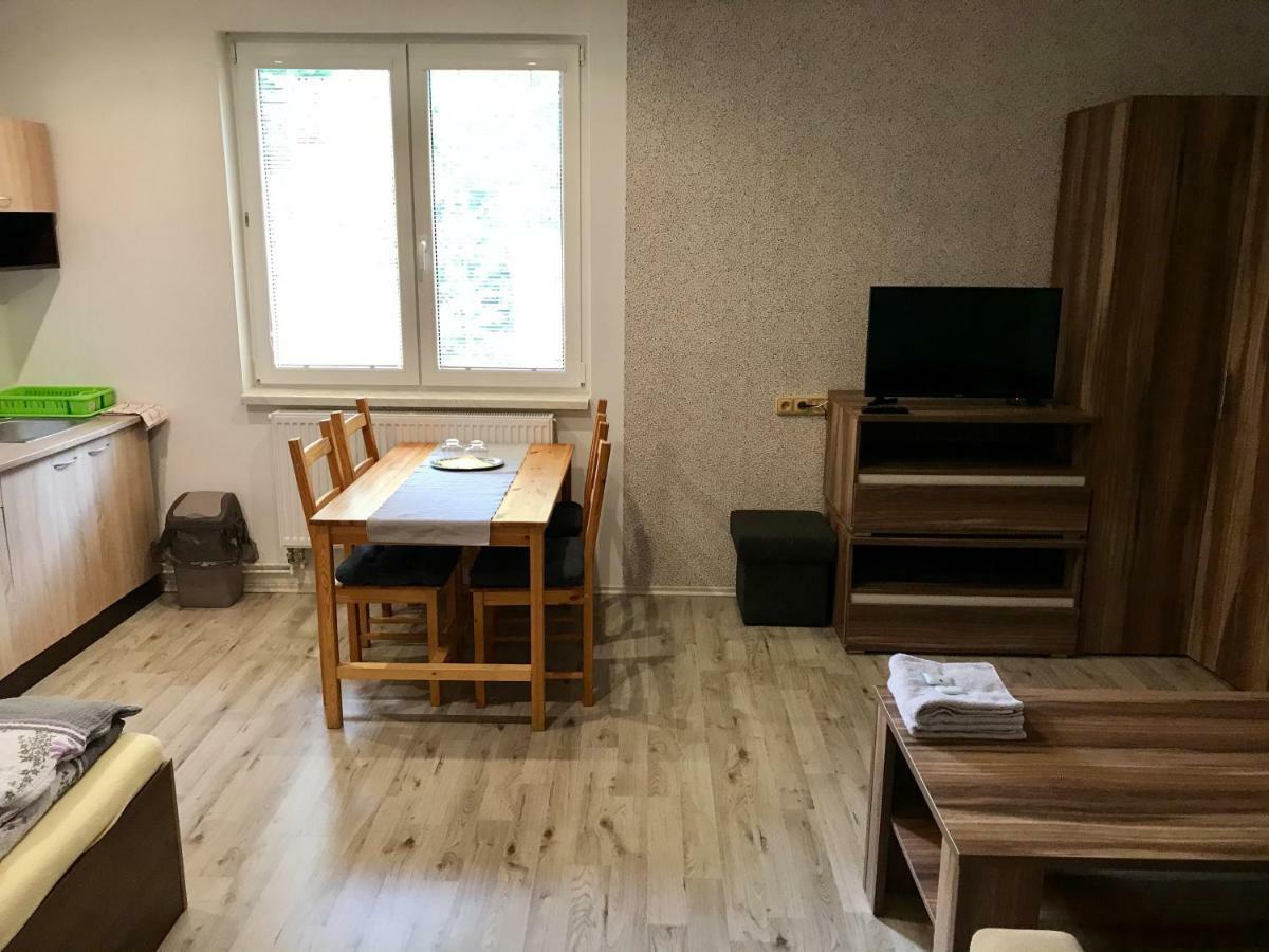 Restaurace Penzion Pod Sumarnikem Tvarozna Lhota Exterior foto